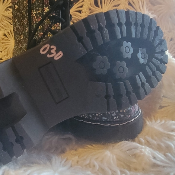 Sincerely Jules Floral boots. No Wear. Perfect Condition. - Picture 6 of 7